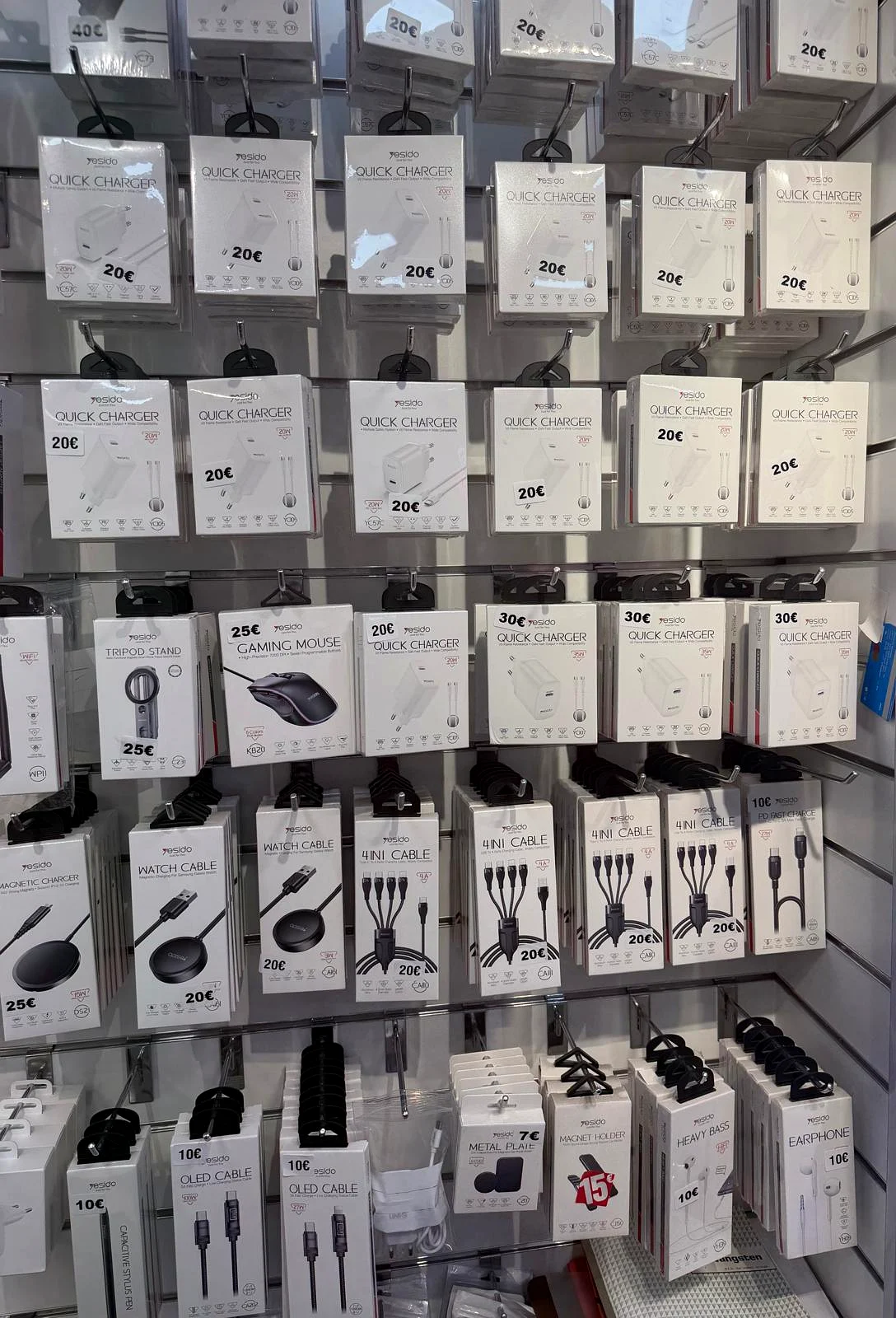 Wand vol Yesido quick chargers, snelladers en oplaadkabels bij Mobile Care Borgerhout