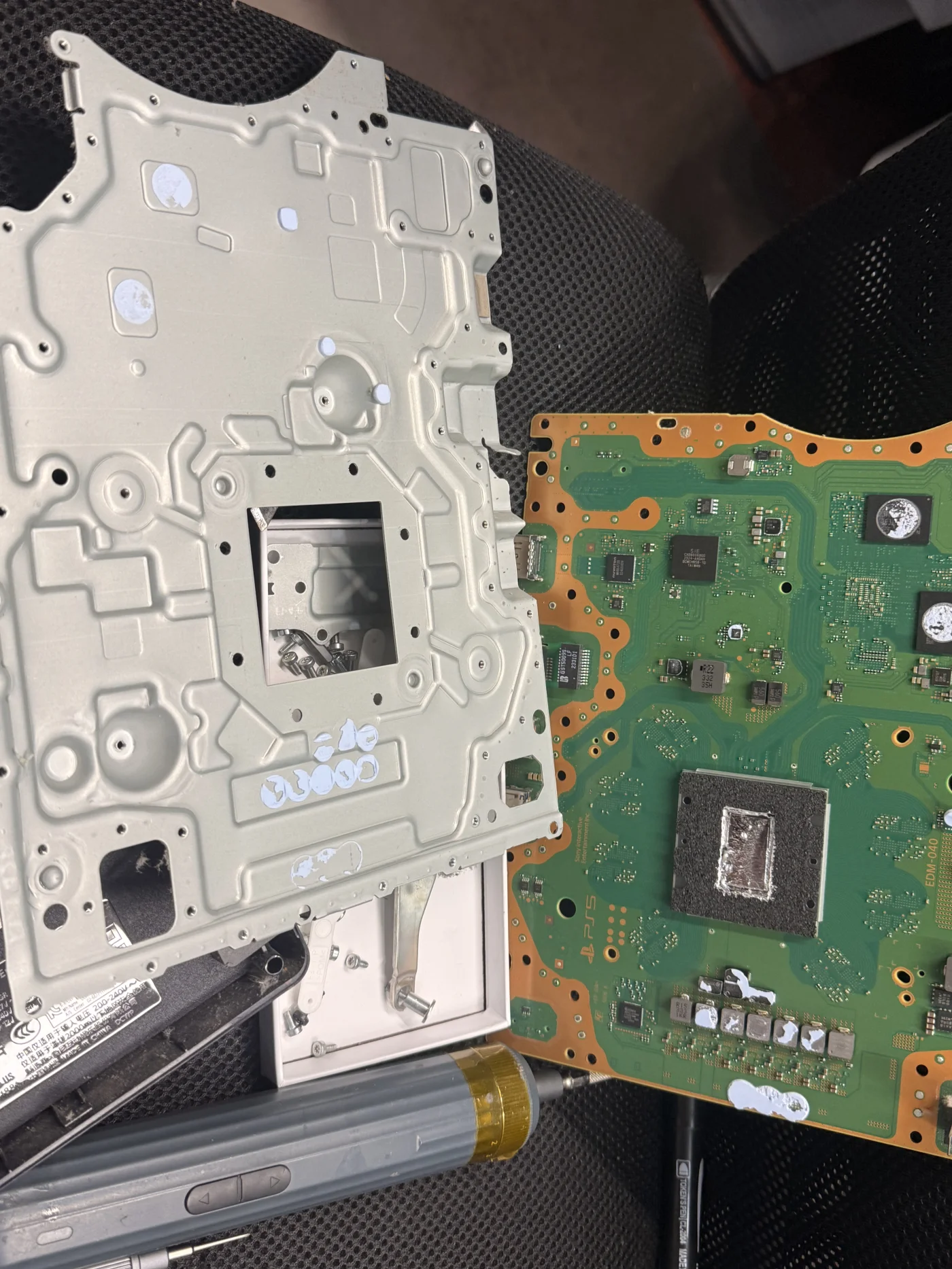 PlayStation moederbord tijdens reiniging en koelpasta vervanging bij Mobile Care