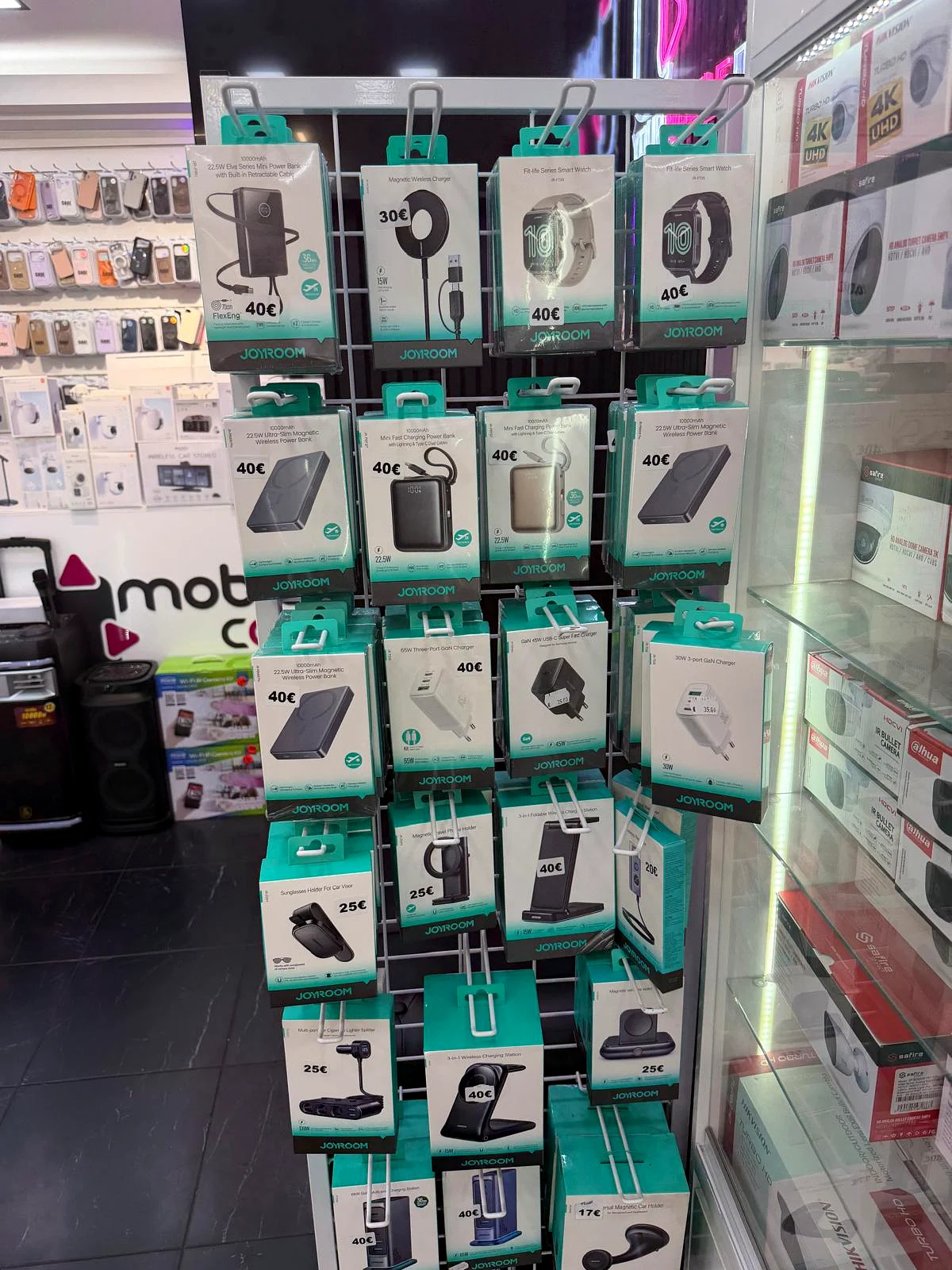 Joyroom powerbanks, draadloze laders en smartwatches in het rek bij Mobile Care