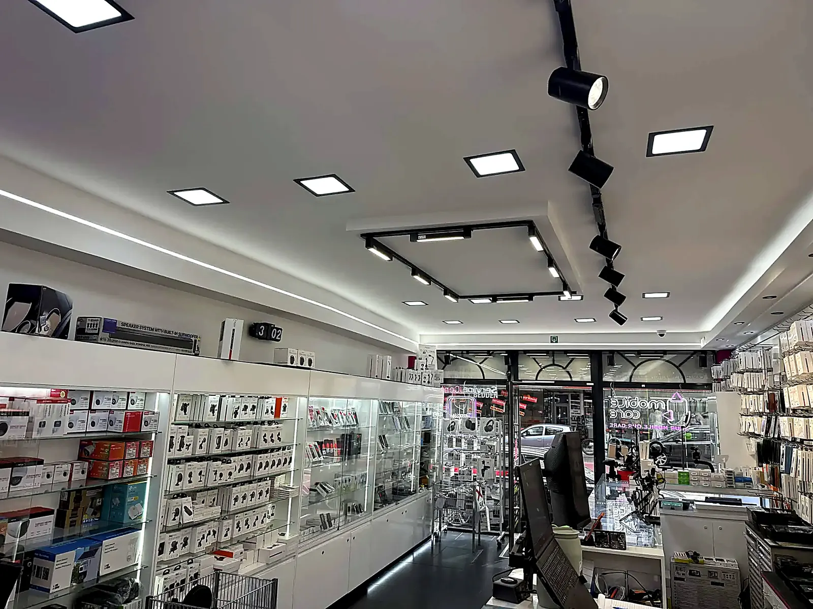 Helder interieur van Mobile Care met vitrines vol accessoires en toestellen