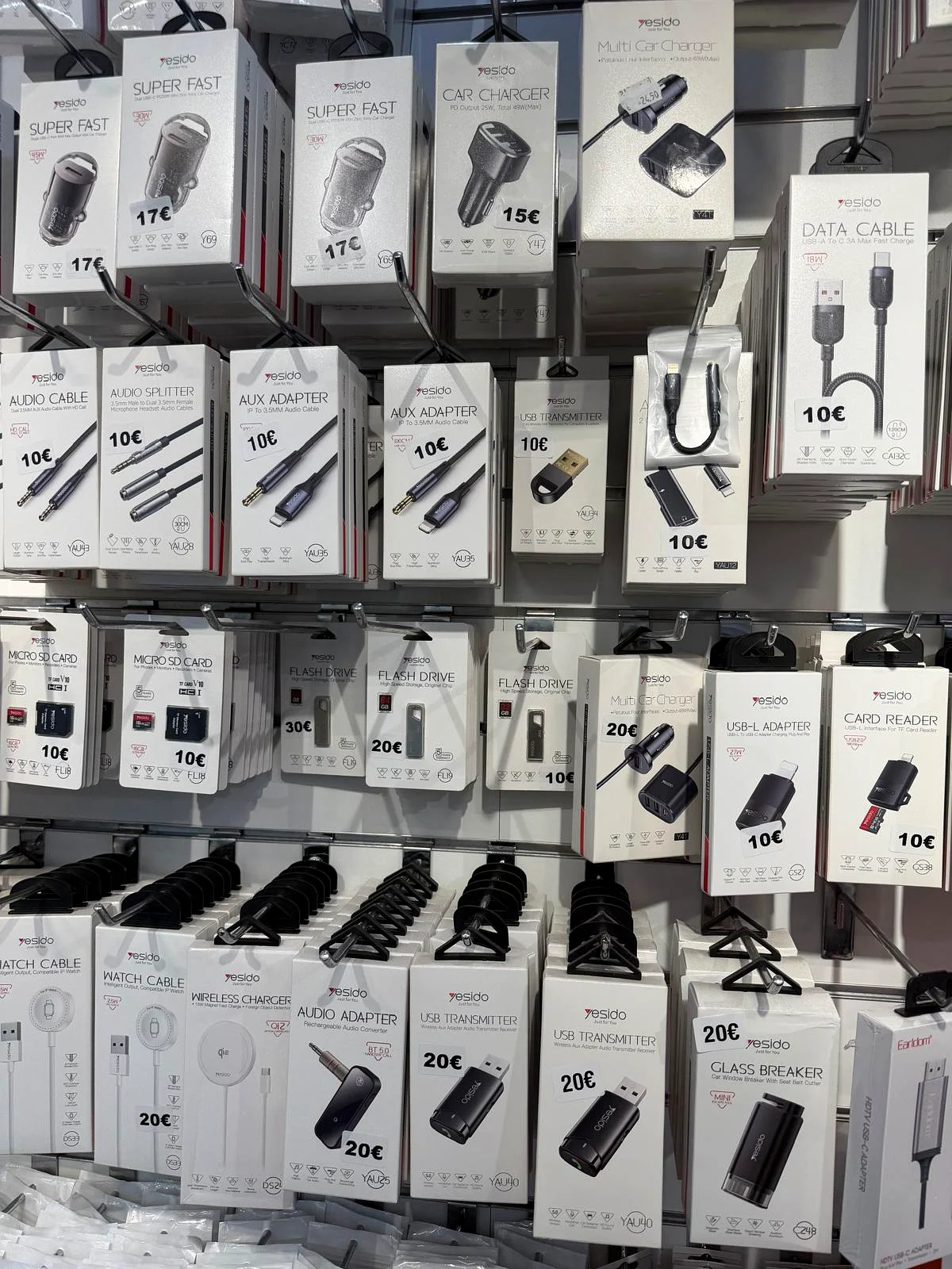Yesido audiokabels, autoladers, micro SD-kaarten en USB-adapters in de winkel