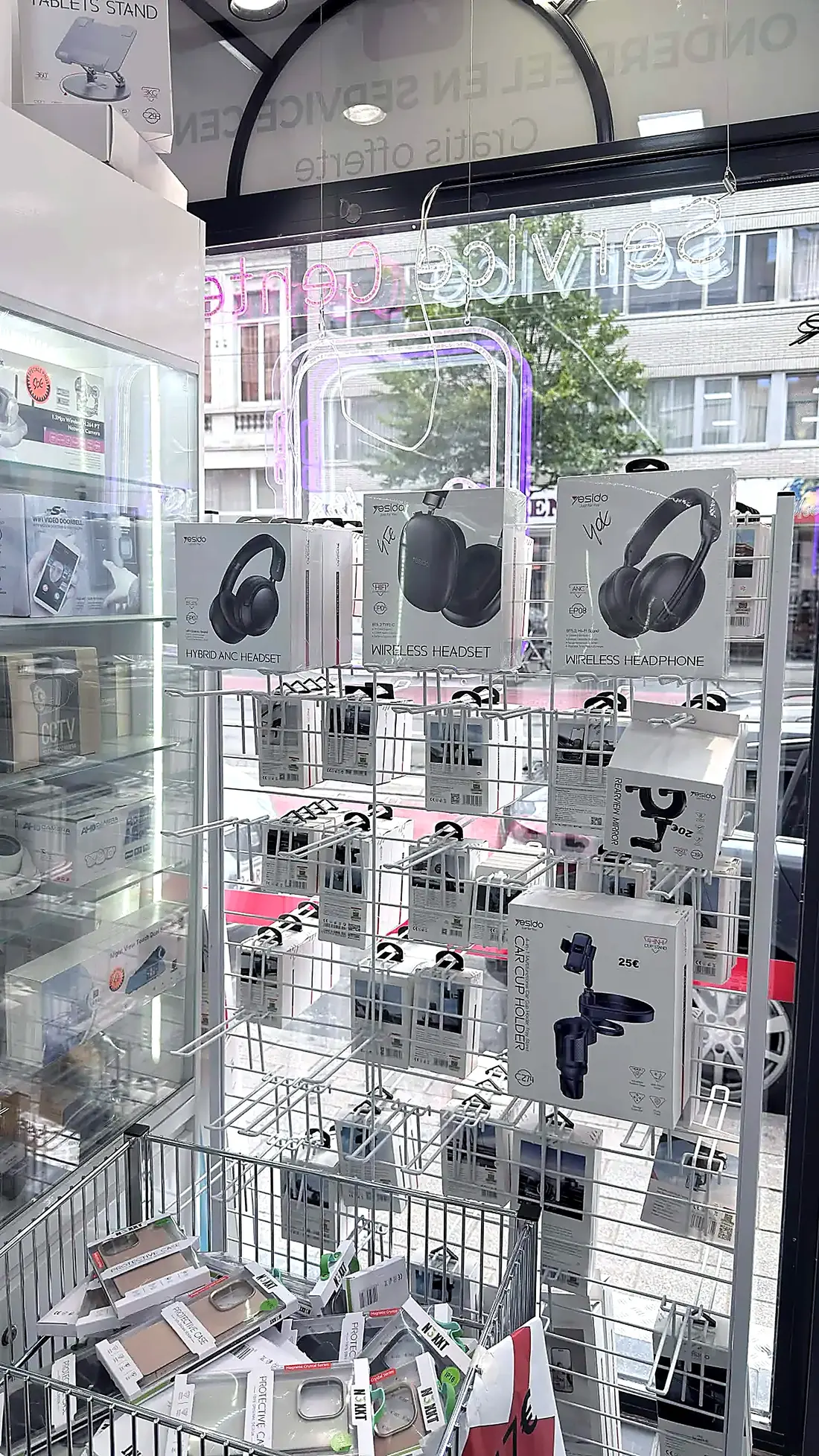Display met draadloze koptelefoons, earbuds en bluetooth speakers bij Mobile Care