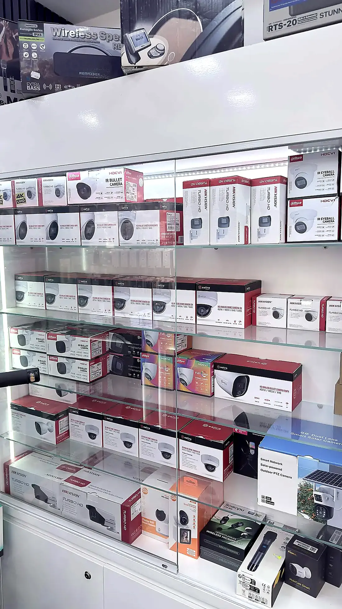 Hikvision en Dahua bewakingscamera's en video-deurbellen in het schap van Mobile Care